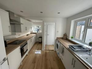 Modern, renovated 3 bed home near railway station