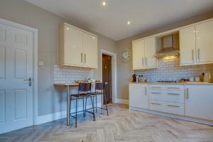 Charming Home for 10 - Perfect for Work & Leisure Stays