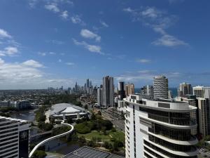 Lamour Ocean View Apartment II in Casino Broadbeach - free parking-195cm