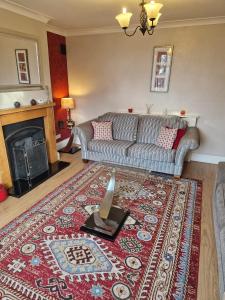 Hereford City - Goldcrest House - 4 Bedroom House With Parking, Located Very Close To City Centre & River Wye - Sleeps Up To 6 Guests - Hosted by RENTMYHOUSE