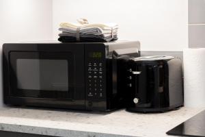 Private ensuite rooms with kitchen access by Irwell Stays