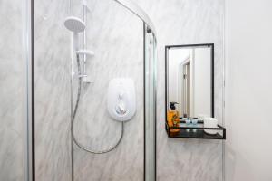 Private ensuite rooms with kitchen access by Irwell Stays