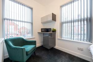 Private ensuite rooms with kitchen access by Irwell Stays