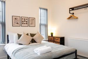 Private ensuite rooms with kitchen access by Irwell Stays