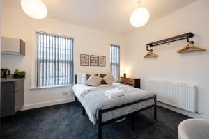 Private ensuite rooms with kitchen access by Irwell Stays