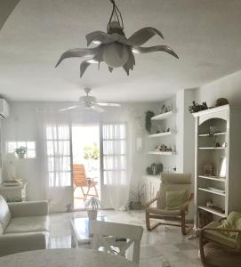 1st floor Penthouse sea and mountain view 5 min stroll to beach