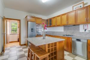 Porto Moniz Yellow House