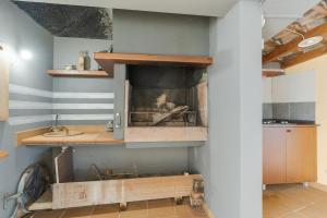 Porto Moniz Yellow House