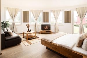 Hotel Vier Jahreszeiten an der Therme & Kliniken Bad Krozingen Nähe Freiburg & Schwarzwald Ideal für Wellness Kur & Business Ausflüge 24h Check In- WLAN & Parken gratis
