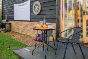 The Dairy Cottage with hot tub & pizza oven