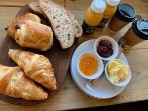 Bowhayes Farm - Camping & Glamping - Shepherds Hut Pippin