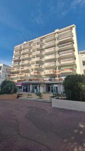 Le Poseidon Grande terrasse vue port a 100m plage