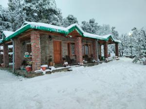 Stone cottage 2BR in Mukteshwar by homeyhuts