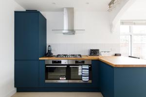 Bright & Modern 4 br House 100 metres from Beach