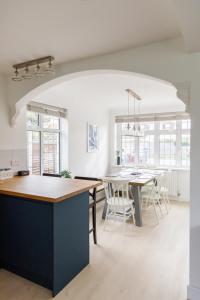 Bright & Modern 4 br House 100 metres from Beach