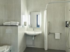Hotels B&B HOTEL pres de Disneyland Paris : Chambre Quadruple - Accessible aux Personnes à Mobilité Réduite