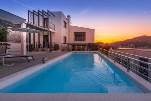 Luxury Five Bedroom Villa With Pool and Sunset View