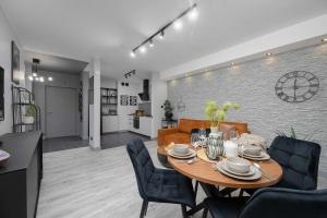 Bright Apartment with Terrace & Parking near Metro Kondratowicza by Noclegi Renters