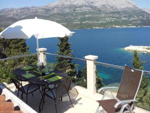 Two-Bedroom Apartment with Terrace and Sea View room in Villa Jade apartments