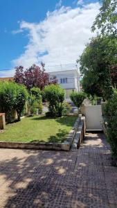 Maisons de vacances Escapade a Royan - A 5min de la gare jardin : photos des chambres