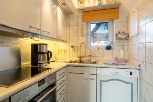 Am-hohen-Ufer-Reetdach-Haus-Happy-Haus