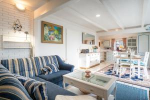 Am-hohen-Ufer-Reetdach-Haus-Happy-Haus