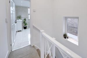 3 Bedroom House, 4 Beds, 2 Double Beds, 2 x Single Beds, Sleeps 6, Free Parking, Birmingham Near City Centre, Major Transport Links