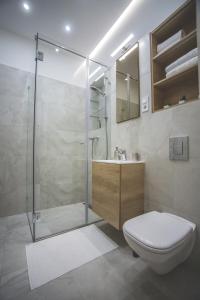 Stylish comfy suite w balcony in downtown