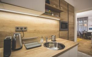 Stylish comfy suite w balcony in downtown