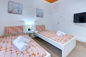 3 Bedroom House, 4 Beds, 2 Double Beds, 2 x Single Beds, Sleeps 6, Free Parking, Birmingham Near City Centre, Major Transport Links