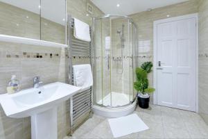 3 Bedroom House, 4 Beds, 2 Double Beds, 2 x Single Beds, Sleeps 6, Free Parking, Birmingham Near City Centre, Major Transport Links