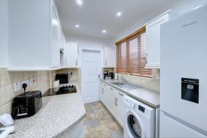 3 Bedroom House, 4 Beds, 2 Double Beds, 2 x Single Beds, Sleeps 6, Free Parking, Birmingham Near City Centre, Major Transport Links