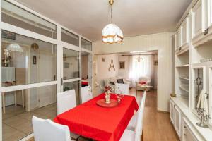 Three Bedroom Holiday Home with Pool