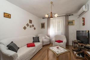 Three Bedroom Holiday Home with Pool