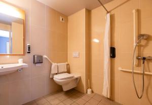 Hotels B&B HOTEL Grenoble Centre Alpexpo : photos des chambres