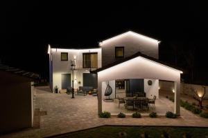 Villa Vilma-house with heated pool & garden