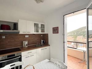 Charmant F2 avec Balcon et Parking à 50m des Thermes, Centre-Ville - Animaux Acceptés - FR-1-703-125