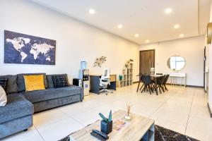 El Mufasa Skynest - Urban Luxury with Balcony, Infinity Pool, Gym & Sauna