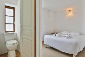 Maritime villa between beach and forest