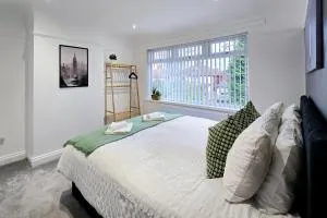 3BR 1BA Liverpool Home Sleeps 8 w DrivewayParking - 诺斯利