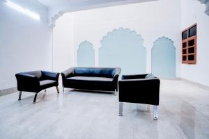 PLAY THE ROYAL INN GUEST HOUSE - couple friendly