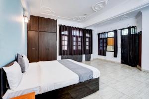 PLAY THE ROYAL INN GUEST HOUSE - couple friendly