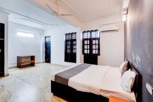 PLAY THE ROYAL INN GUEST HOUSE - couple friendly