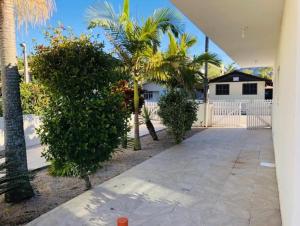 Casa de três dormitórios com piscina, 30 mt da praia