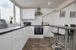 City Centre - Sleeps 3 - Corporate & Family Relocations - FREE Parking