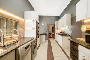 Spacious 3-Bed 8-Sleeper with Pool & Tennis Court - Antwerp