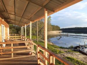 Domki nad jeziorem i pod lasem