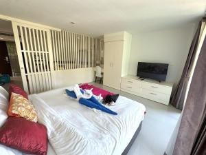 Private apartment at Kris Condo by Lofty