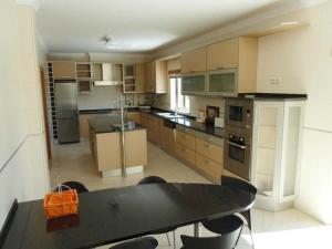 Villa Hugo - bright modern walk to restaurants