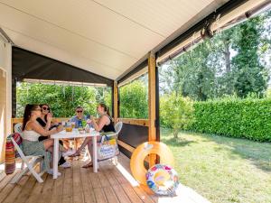 Campings Domaine Residentiel de Plein Air Les Ondines : photos des chambres